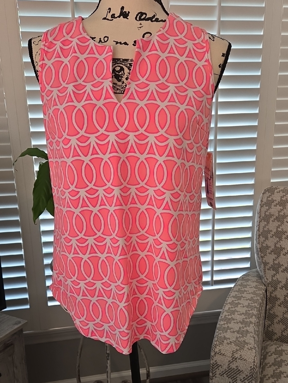 NWT Lulu-B Pink & White Sleeveless Geometric Top